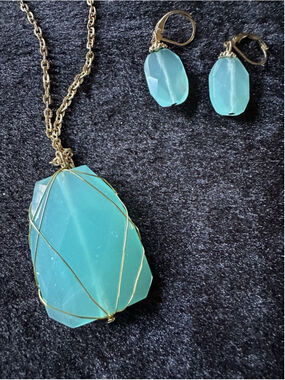 Teal Crystal Faceted Gold Tone Wrapped Stone Pendant With Matching Teal Earrings